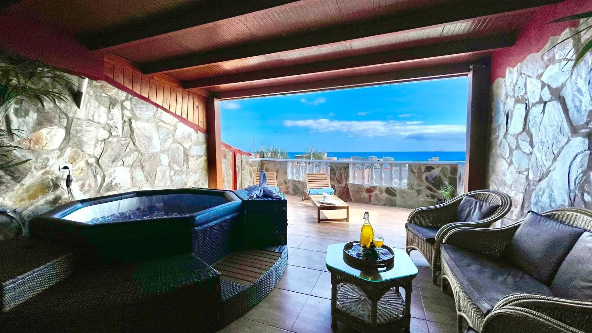 Chabela'S Seaview Penthouse & Spa Lajita